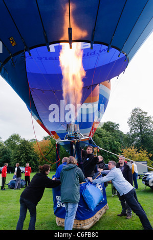 Menschen, die einen Hotair Ballon gedrückt, bevor es startet Stockfoto