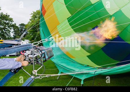 Füllen einen Hotair Ballon mit Heißluft mit zwei Gasbrennern Stockfoto