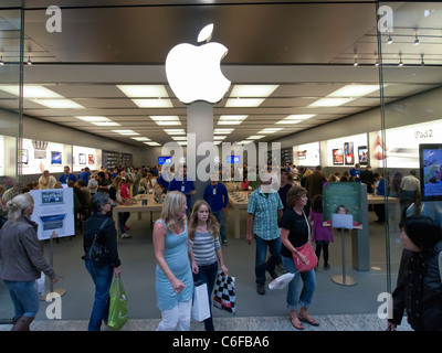 Apple Shop im Centro eines Europas größte Shopping-Mall in Oberhausen Deutschland beschäftigt Stockfoto