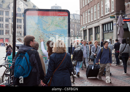 Touristen auf der Suche auf einer Karte in Amsterdam Stockfoto