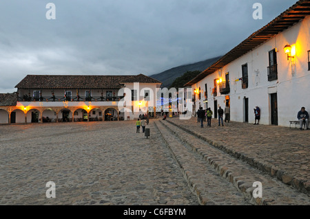 Abend am Hauptplatz mit kolonialen Gebäuden, Villa de Leyva, Boyaca, Kolumbien Stockfoto