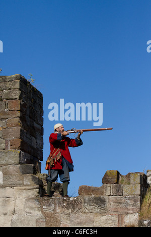 Musketman oder Musketeer Fusilier mit Schusswaffen aus dem 17.. Jahrhundert, lebende Geschichtsgruppe, die Leben und Zeiten nachstellt. Ferninfanterie-Einheit mit Militär-historischen Kostümen bei der Kriegsführung Nachstellung. Dragoon in Tutbury Castle, Derbyshire, Großbritannien Stockfoto