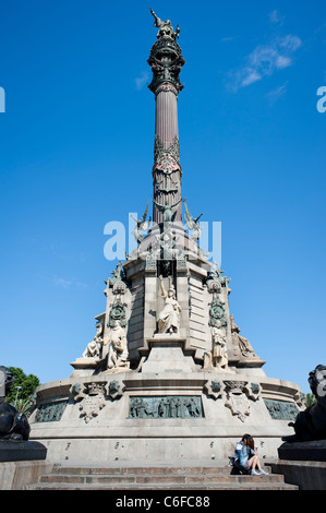 Ein paar liest seine Reiseführer am Ende der berühmten Christopher Columbus-Denkmal in Barcelona Stadt Stockfoto