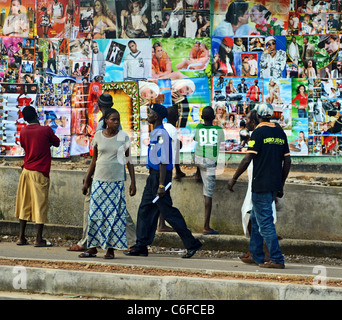 Menschen bewundern Poster zum Verkauf in Bo, Sierra Leone, Westafrika Stockfoto