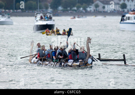 Die jährliche murmelt Raft Race in Swansea Bay die Steigerung der Mittel für die RNLI stattfindet. Stockfoto