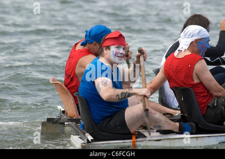 Die jährliche murmelt Raft Race in Swansea Bay die Steigerung der Mittel für die RNLI stattfindet. Stockfoto