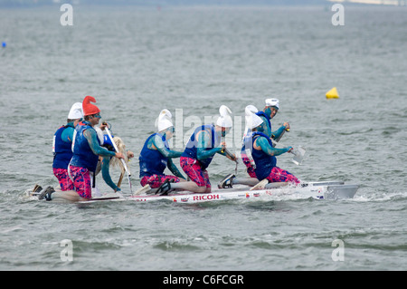 Die jährliche murmelt Raft Race in Swansea Bay die Steigerung der Mittel für die RNLI stattfindet. Stockfoto