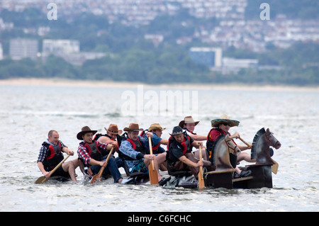 Die jährliche murmelt Raft Race in Swansea Bay die Steigerung der Mittel für die RNLI stattfindet. Stockfoto