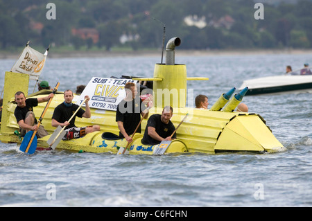 Die jährliche murmelt Raft Race in Swansea Bay die Steigerung der Mittel für die RNLI stattfindet. Stockfoto