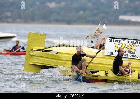 Die jährliche murmelt Raft Race in Swansea Bay die Steigerung der Mittel für die RNLI stattfindet. Stockfoto