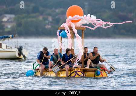 Die jährliche murmelt Raft Race in Swansea Bay die Steigerung der Mittel für die RNLI stattfindet. Stockfoto