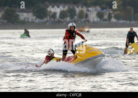 Die jährliche murmelt Raft Race in Swansea Bay die Steigerung der Mittel für die RNLI stattfindet. Stockfoto