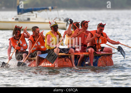 Die jährliche murmelt Raft Race in Swansea Bay die Steigerung der Mittel für die RNLI stattfindet. Stockfoto