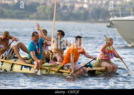 Die jährliche murmelt Raft Race in Swansea Bay die Steigerung der Mittel für die RNLI stattfindet. Stockfoto