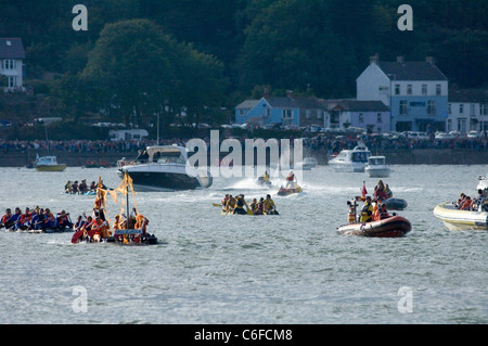 Die jährliche murmelt Raft Race in Swansea Bay die Steigerung der Mittel für die RNLI stattfindet. Stockfoto