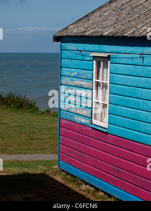 Seite von eine Strandhütte mit abblätternde Farbe, Westward Ho!, Devon, UK Stockfoto