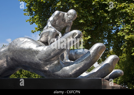 London, Skulptur Park Lane Lorenzo Quinn "The Hand of God" August 2011 Stockfoto