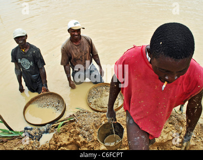 Diamant-Bergmann raucht eine Zigarette durch eine Mine in Kono, Sierra Leone, Westafrika Stockfoto