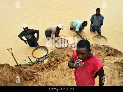 Diamant-Bergmann raucht eine Zigarette durch eine Mine in Kono, Sierra Leone, Westafrika Stockfoto