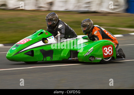 Ein Foto von einem Kawasaki LCR Motorrad Beiwagen Rennen auf der Isle Of Man TT 2011 Stockfoto