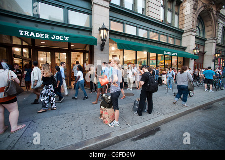 Shopper Line-up außerhalb von Trader Joes Supermarkt, Lager bis auf Essen vor der Ankunft der Hurricane Irene New York Stockfoto