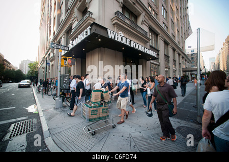 Shopper Line-up außerhalb von Whole Foods Supermarkt, Lager bis auf Essen vor der Ankunft von Hurrikan Irene Stockfoto