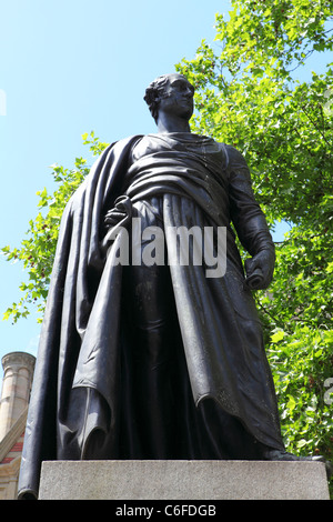 Statue von George Canning (1770-1827) am Platz vor dem Parlament in Westminster, London, England, UK. Stockfoto