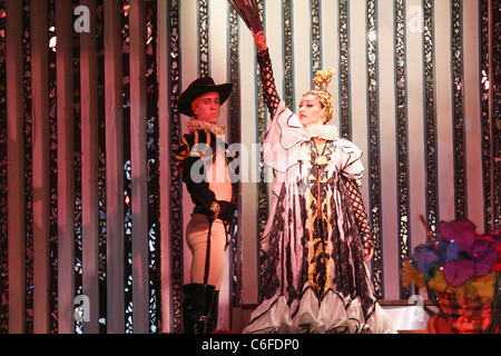 Cabaret-Tänzerinnen & Sänger auf der Bühne. Cabaret Parisien, Hotel Nacional, Havanna, Kuba, Oktober 2010 Stockfoto