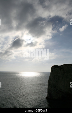 Sonne bricht durch die Wolken zum Meer aus Old Harry Rocks, Handfast Punkt der Insel von Purbeck Dorset, England Stockfoto