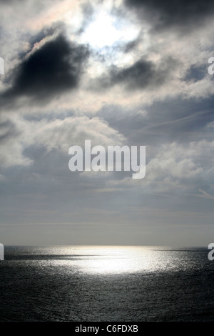 Sonne bricht durch die Wolken zum Meer aus Old Harry Rocks, Handfast Punkt der Insel von Purbeck Dorset, England Stockfoto