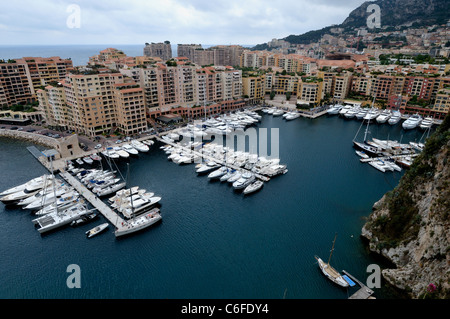 Blick auf den Port de Fontvieille - Monaco im Fürstentum Monaco an der Mittelmeerküste an der französischen Riviera Stockfoto