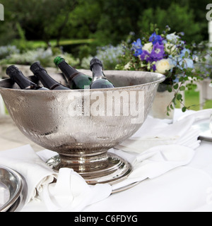 Viele Flaschen Champagner in ein Champagnerkühler - Quadrat Stockfoto