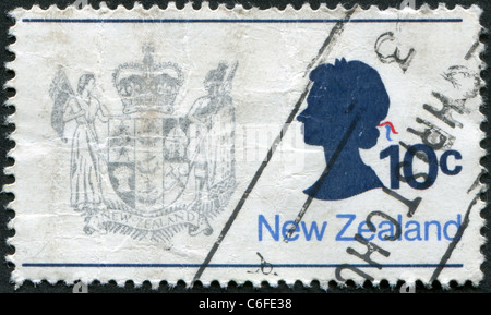 Neuseeland - 1970: Eine Briefmarke gedruckt in Neuseeland, zeigt der New Zealand Beschichten von Waffen und Königin Elizabeth II. Stockfoto