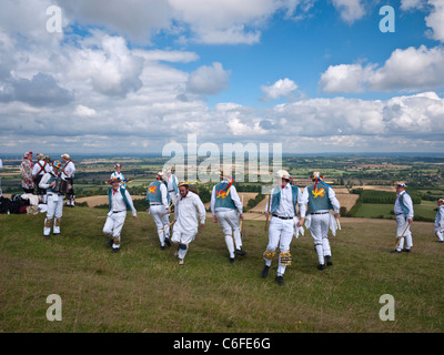 Icknield Way Morris Männer führen mit Kennet Morris Männer auf White Horse Hill in der Nähe von Uffington, Oxfordshire, Vereinigtes Königreich Stockfoto