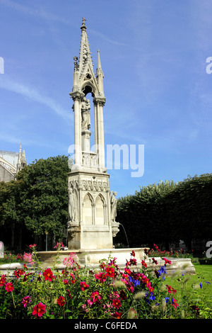 Der Brunnen der Jungfrau in Square Jean XXIII in der Nähe von Notre Dame in Paris Stockfoto