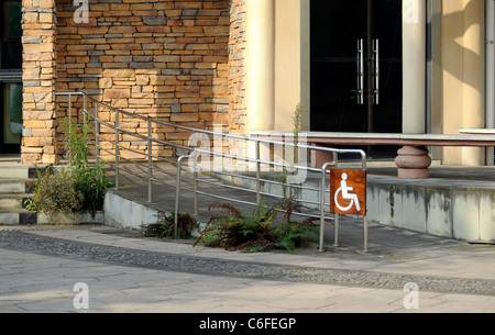Rollstuhlrampe und Zeichen in China. Stockfoto