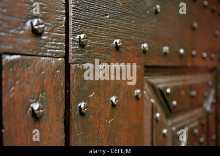 Detail der alten handgemachten Schrauben in Holz getäfelten Tür. Stockfoto