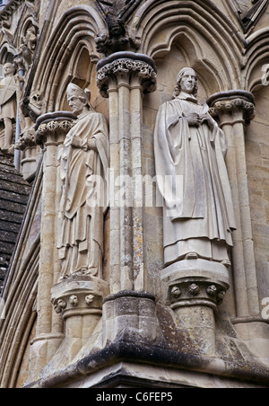 Statuarische Detail an der Außenseite der Kathedrale der Heiligen Jungfrau Maria (Kathedrale von Salisbury), Salisbury, Wiltshire, England Stockfoto