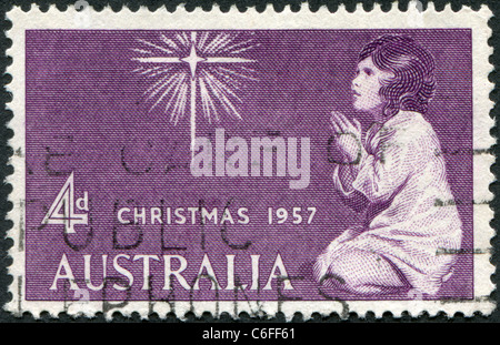 Australien - 1957: Eine Briefmarke gedruckt in Australien, zeigt der Stern von Bethlehem und beten Kind Stockfoto