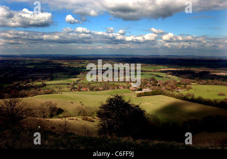 Feder Wolken Schatten poetische über dieses berühmte Blick, Blick nach Norden von Ditchling Beacon auf der South Downs Way in Sussex Stockfoto