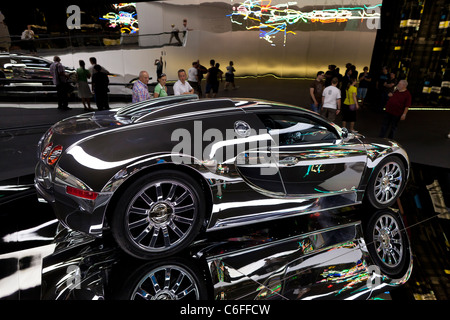 Eine silberne Bugatti Veyron auf dem Display in der Autostadt in Wolfsburg, Deutschland. Stockfoto