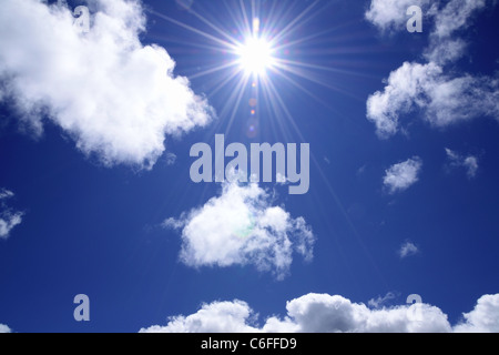 Sonne am blauen Himmel mit weißen Wolke Stockfoto