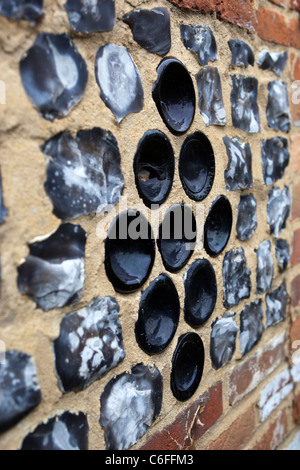 Glasflaschen in der Wand der alten Dorf Lock up auf großes Bedwyn Wiltshire Stockfoto