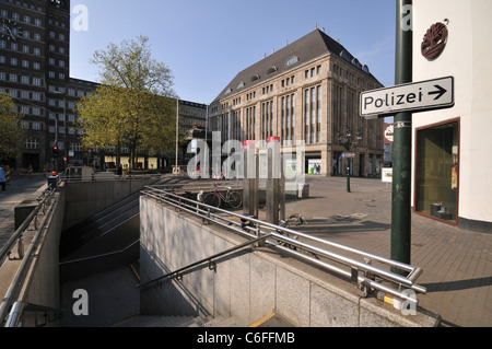 Carsch-Haus (1915). 23 Meter von seinem ursprünglichen Platz durch unterirdische Werke in den frühen 1980er Jahren vertrieben). Düsseldorf. Deutschland. Stockfoto