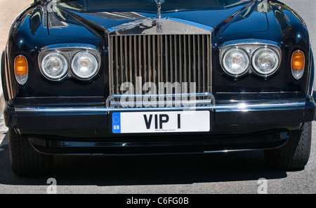 Vereinigtes Königreich (Großbritannien) GB-Kennzeichen auf einem Rolls Royce - VIP 1. Stockfoto