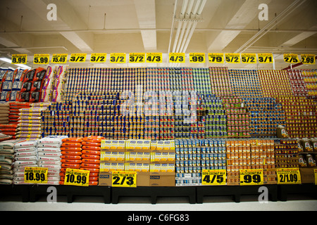 Eine Darstellung von Goya und andere lateinamerikanische Produkte in einem Supermarkt in der Bronx in New York Stockfoto