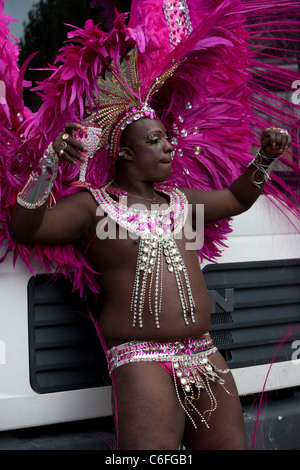 Kostümierte Tänzer in Notting Hill Carnival Stockfoto