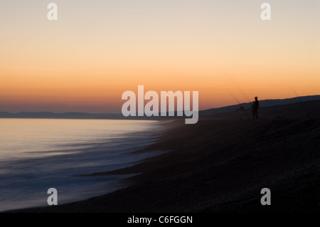 Angeln vom Chesil Beach in Dorset Stockfoto