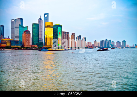 Geneigte Shanghai Pudong Skyline Bereich über den Fluss im blauen Himmel Stockfoto