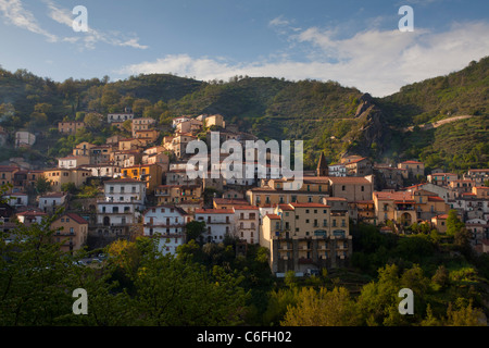 Antiken Hügel Dorf von Castelmezzano, in Gallipoli Cognato und Dolomiti lukanischen Naturpark, Basilikata, Italien. Stockfoto